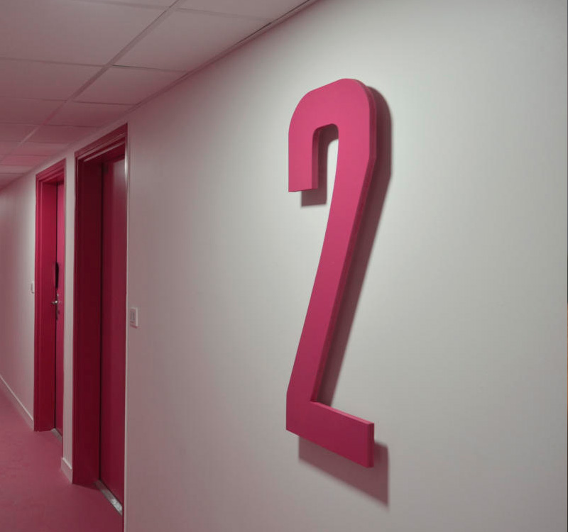 Signalétique étage en bois peint pour FIDJI Créations